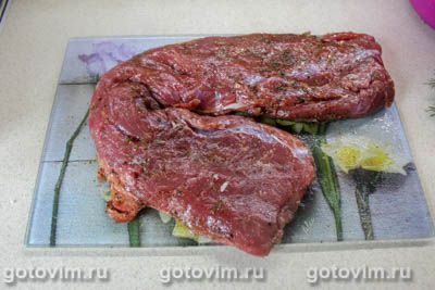 Мясной рулет из говядины с зеленью и чесноком в духовке