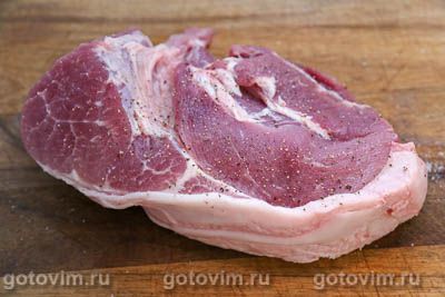 Свиной окорок с айвой, запеченный в духовке в рукаве.