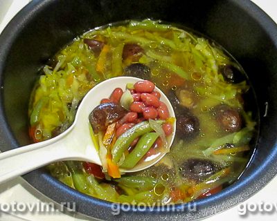Вегетарианский суп с грибами шиитаке и двумя видами фасоли в мультиварке.