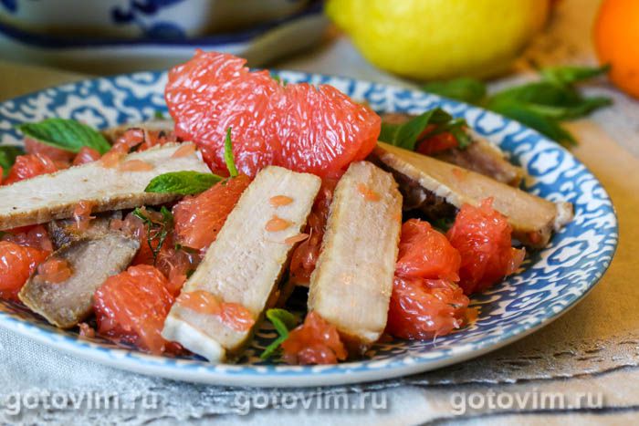 Салат с грейпфрутом и мясом, запеченным со специями