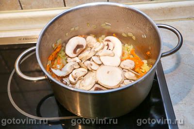 Суп с фрикадельками из индейки, цветной капустой и грибами