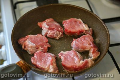 Жареная свиная вырезка с баклажанами в томатном соусе