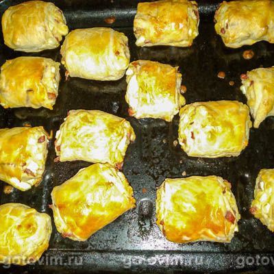 Пирожки из слоеного теста с колбасой и сыром