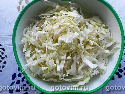 Салат из капусты с сыром и помидорами
