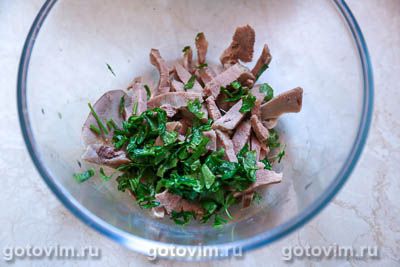 Салат из свиного языка с опятами и овощами