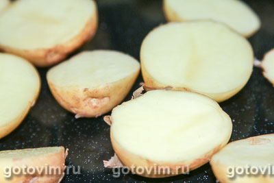 Молодой печеный картофель с икрой щуки