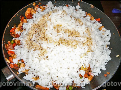 Восточный рис с имбирем и курицей