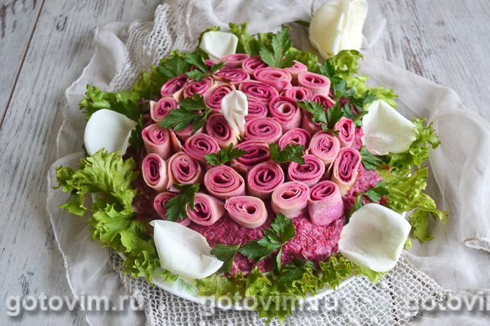 Слоеный салат с блинами «Букет роз»