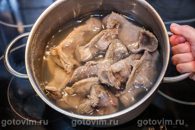 Тушеные желудки индейки с баклажанами и соевым соусом
