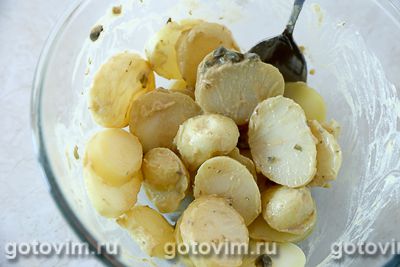 Теплый картофельный салат с лисичками и беконом.