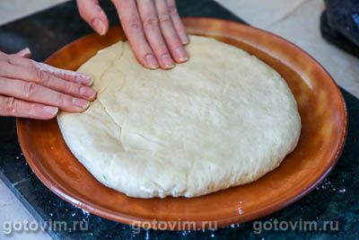 Осетинский пирог с черемшой и сыром брынза.