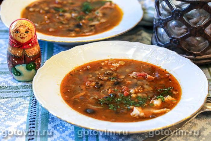 Суп с говядиной, чечевицей и маслинами.