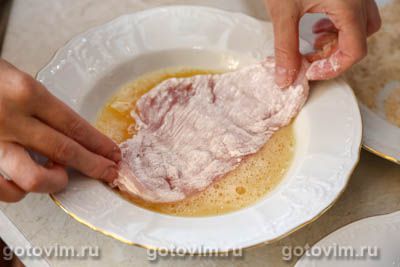 Стейк из индейки в хрустящей панировке на сковороде