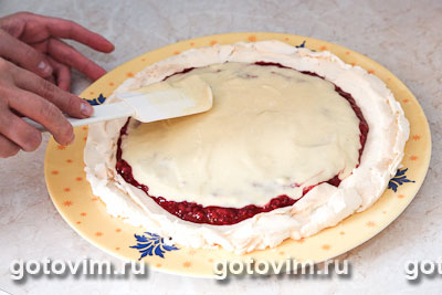 Торт «Павлова» с малиновым конфитюром и заварным кремом