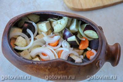 Овощное рагу с мясом, баклажанами и рисом в горшочке