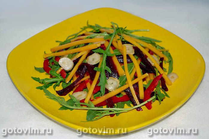 Салат из запеченной свеклы с маринованной тыквой, сладким перцем, рукколой и чесноком