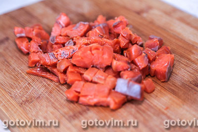 Салат из копченой красной рыбы с фетой и свеклой