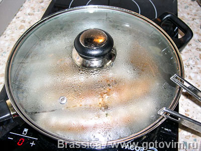Фасоль с колбасками в горшке (гювеч)