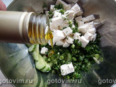 Салат весенний с адыгейским сыром и льняным маслом
