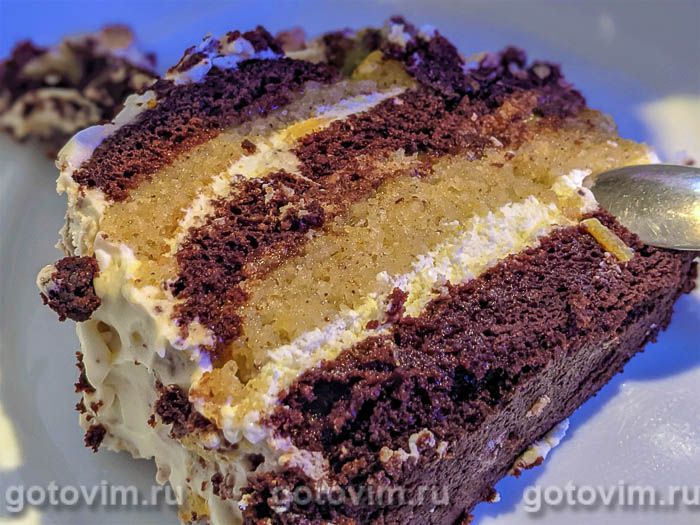 Шоколадный торт на пиве с фундуком, сливочным кремом и апельсиновым курдом