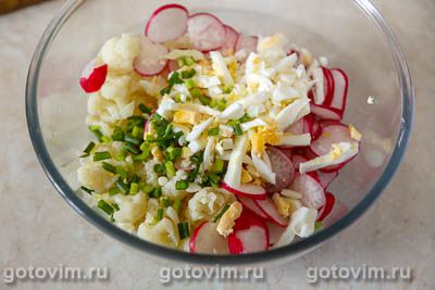 Салат из цветной капусты с редисом и яйцами