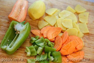 Колбаски для жарки с овощами и сыром на шпажках.