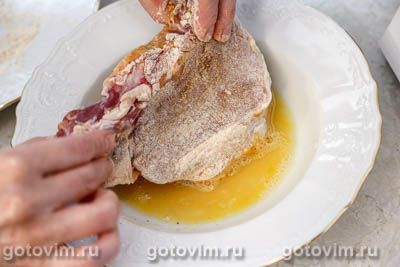 Свиная котлета на косточке в панировке, запеченная в духовке