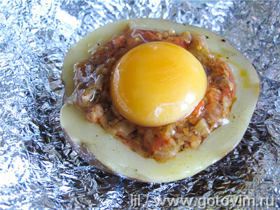 Картофель отварной, фаршированный овощной икрой с яйцом