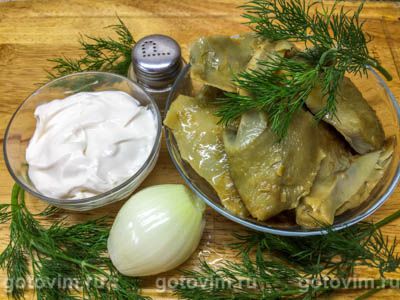 Салат из соленых груздей с луком и сметаной